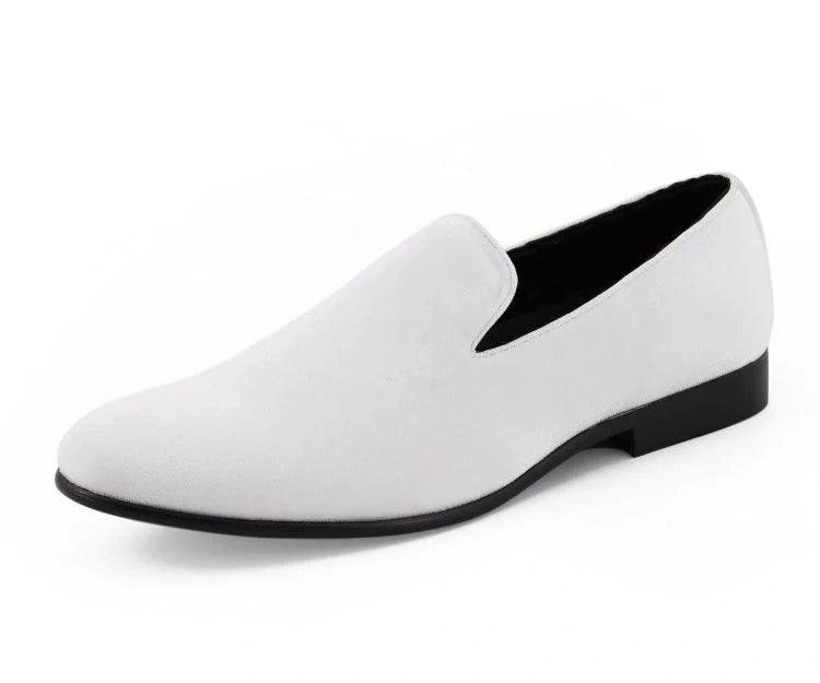 Valkoinen mokkanahka tupakkimiehen tohveli täynnä tyyliä ja eleganssia. Nämä kengät ovat kuin tanssi suoraan lumoavaan iltaan.